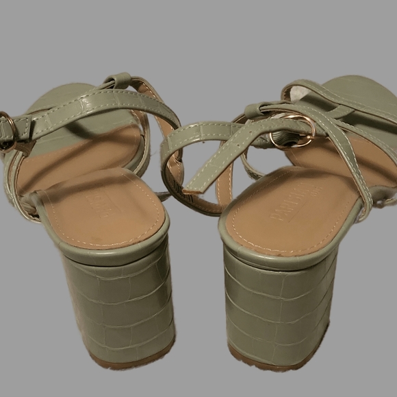 Parisian plus green heel sandals, size 11 - Picture 3 of 5